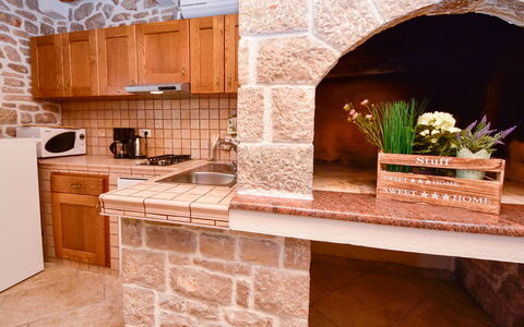 Josipa: Countertop, Eigentum, Pflanze, Cabinetry, Gebäude, Blume, Holz, Blumentopf, Küche, Interior Design
