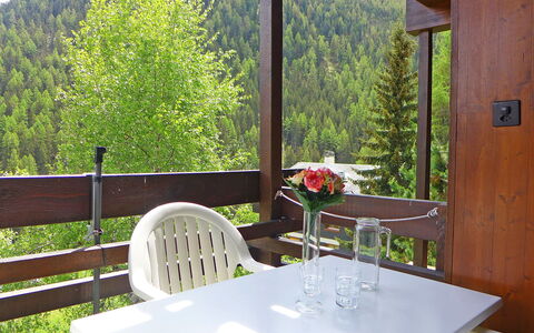 Tarcianne Apt A6: Tabelle, Möbel, Pflanze, Eigentum, Blumentopf, Geschirr, Stuhl, Baum, Blume, Fenster