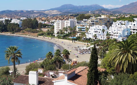 Estepona 108: Wasser, Himmel, Gebäude, Eigentum, Baum, Azurblau, Gewässer, Arecales, Haus, Pflanze