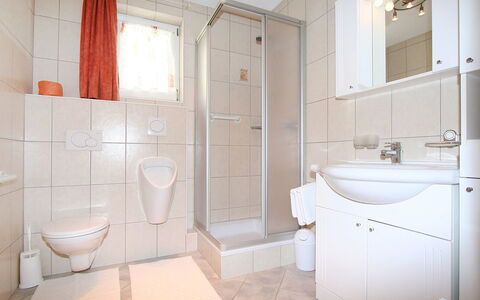 Schaller: Spiegel, Armatur, Badezimmerschrank, Eigentum, Sinken, Badezimmer, Bad Sink, Zapfhahn, Lila