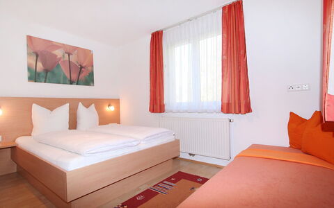 Schaller: Möbel, Komfort, Bettrahmen, Holz, Gebäude, Orange, Textil, Interior Design, Fenster, Schatten