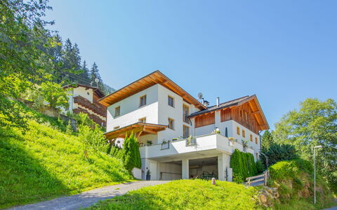 Schaller: Pflanze, Himmel, Gebäude, Grün, Baum, Steigung, Grundstueck, Haus, Urban Design, Wohngebiet
