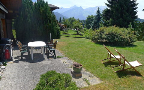 Chalet Lorila: Pflanze, Himmel, Eigentum, Gebäude, Wolke, Berg, Baum, Gartenmöbel, Schatten, Natürliche Landschaft