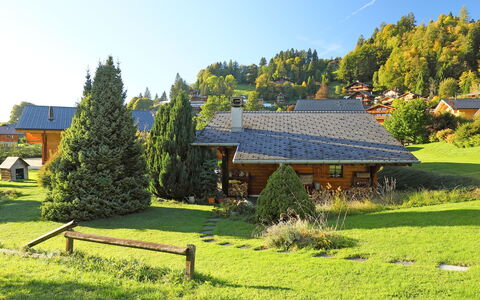 Chalet Lorila: Pflanze, Himmel, Baum, Grün, Natürliche Landschaft, Grundstueck, Gras, Freizeit, Wiese, Hütte