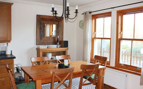 Staffin Road: Tabelle, Möbel, Fenster, Cabinetry, Holz, Gebäude, Stuhl, Beleuchtung, Interior Design, Regale