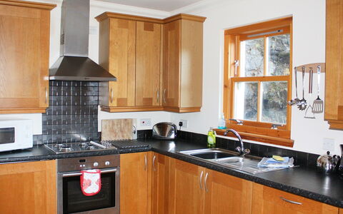 Staffin Road: Cabinetry, Countertop, Spüle, Eigentum, Sinken, Herd, Gebäude, Küchengerät, Küche, Fenster