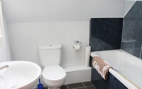 Staffin Road: Armatur, Bad Sink, Zapfhahn, Badewanne, Toilleten Sitz, Eigentum, Toilette, Badezimmer, Sinken, Lila