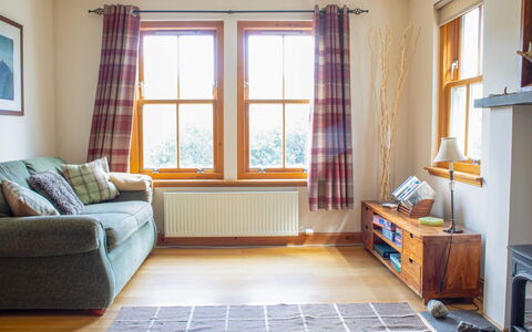 Staffin Road: Möbel, Interior Design, Flooring, Fussboden, Holz, Zimmer, Wohnzimmer, Decke, Holzboden, Beleuchtung