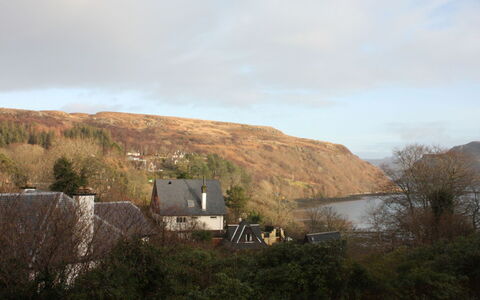 Staffin Road: Wolke, Himmel, Pflanze, Hochland, Baum, Natürliche Landschaft, Berg, Ländliches Gebiet, Landschaft, Gras