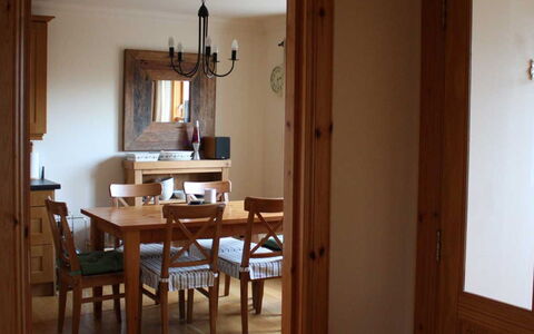 Staffin Road: Tabelle, Gebäude, Holz, Vorhang, Stuhl, Fenster, Fussboden, Tür, Küche & Esszimmer Tisch, Zimmerpflanze