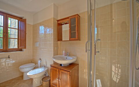 Casa Maria Luisa: Badezimmer, Zimmer, Eigentum, Fliese, Fussboden, Gebäude, Badezimmerschrank, Haus, Wand, Zuhause