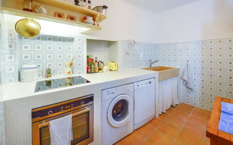 Dubravka: Wäschekammer, Cabinetry, Eigentum, Waschmaschine, Wäschetrockner, Haushaltsgerät, Interior Design, Die Architektur, Fussboden, Major Appliance