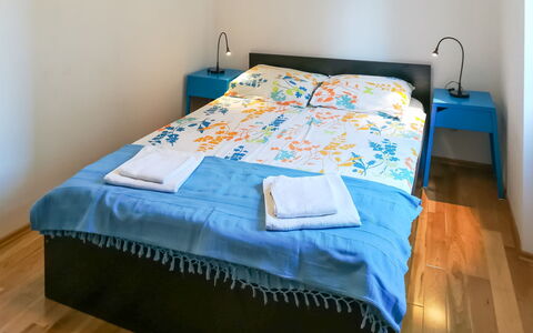 Dubravka: Möbel, Eigentum, Blau, Kissen, Komfort, Textil, Bett, Holz, Fussboden, Flooring