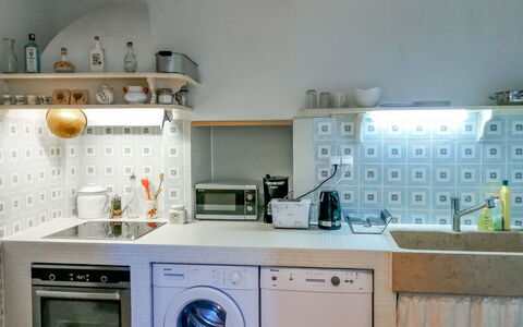 Dubravka: Cabinetry, Countertop, Eigentum, Zapfhahn, Spüle, Möbel, Weiss, Küche, Sinken, Küchengerät