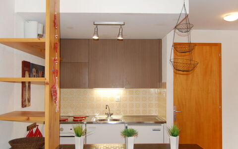 Beau-Séjour 24: Eigentum, Cabinetry, Pflanze, Holz, Countertop, Interior Design, Beleuchtung, Fussboden, Flooring, Holzbeize