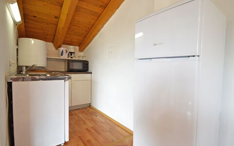 Anica: Cabinetry, Küchengerät, Gebäude, Holz, Kühlschrank, Flooring, Haushaltsgerät, Haus, Fussboden, Küche