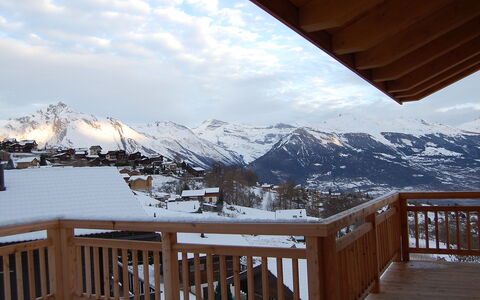 D'Arby: Wolke, Himmel, Schnee, Berg, Veranda, Holz, Zaun, Gebäude, Haus, Baum