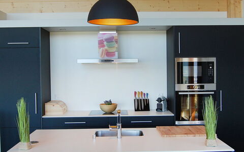 D'Arby: Cabinetry, Countertop, Eigentum, Tabelle, Möbel, Küche, Interior Design, Beleuchtung, Regale, Holz