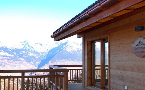 D'Arby: Himmel, Gebäude, Pflanze, Berg, Wolke, Holz, Baum, Fenster, Die Architektur, Veranda