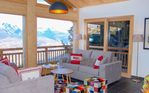 D'Arby: Eigentum, Couch, Himmel, Azurblau, Holz, Schatten, Interior Design, Wohnzimmer, Beleuchtung, Die Architektur
