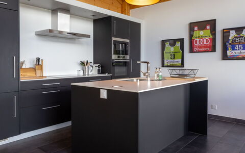 D'Arby: Küche, Countertop, Cabinetry, Möbel, Küchengerät, Interior Design, Flooring, Holz, Major Appliance, Decke