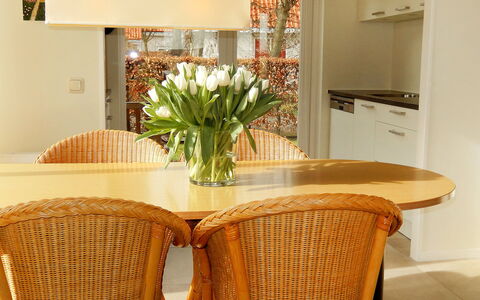 Noordwijk 450: Tabelle, Möbel, Blume, Eigentum, Countertop, Pflanze, Cabinetry, Stuhl, Holz, Rechteck