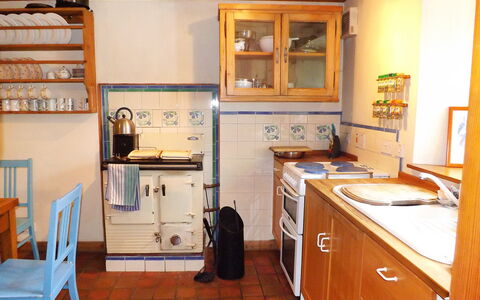 Tarskavaig: Cabinetry, Eigentum, Möbel, Countertop, Küche, Küchengerät, Haushaltsgerät, Herd, Holz, Sinken