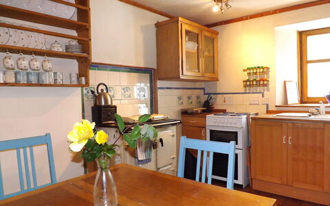 Tarskavaig: Möbel, Tabelle, Cabinetry, Eigentum, Blume, Deckenventilator, Countertop, Fenster, Interior Design, Beleuchtung