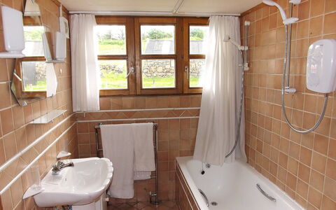 Tarskavaig: Badewanne, Armatur, Eigentum, Zapfhahn, Sinken, Fenster, Pflanze, Badezimmer, Interior Design