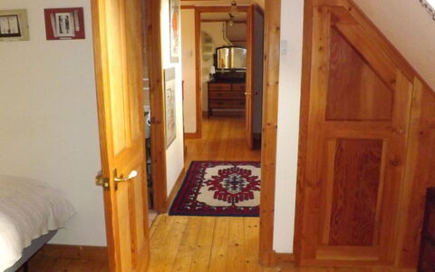 Tarskavaig: Eigentum, Holz, Gebäude, Flooring, Tür, Fussboden, Holzbeize, Hartholz, Halle, Home Door