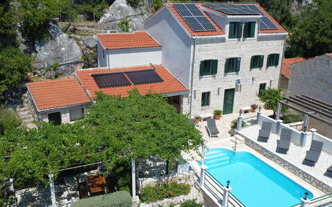 Anita: Wohngebiet, Schwimmbad, Resort, Regenschirm, Eco Hotel, Estate, Ferienort, Gartenmöbel, Villa, Hotel