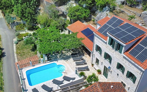 Anita: Schwimmbad, Resort, Eco Hotel, Estate, Gartenmöbel, Freizeit, Villa, Hotel, Regenschirm, Ferienort