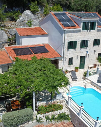 Anita: Wohngebiet, Schwimmbad, Resort, Regenschirm, Eco Hotel, Estate, Ferienort, Gartenmöbel, Villa, Hotel