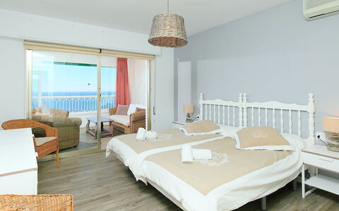 Benidorm 926: Schlafzimmer, Möbel, Zimmer, Eigentum, Interior Design, Bett, Fussboden, Gebäude, Bettdecke, Wand