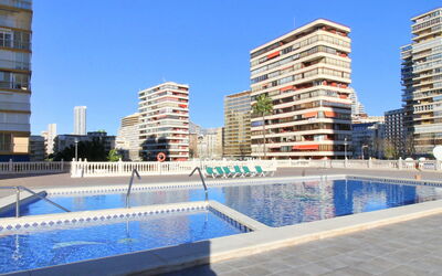 Benidorm 926: Wasser, Himmel, Gebäude, Daytime, Schwimmbad, Azurblau, Urban Design, Eigentumswohnung, Freizeit, Tower Block
