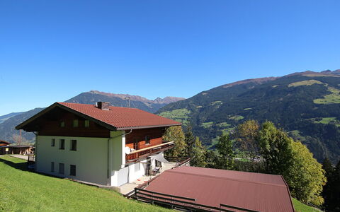 Aschau im Zillertal 330: Himmel, Pflanze, Gebäude, Eigentum, Berg, Ökoregion, Fenster, Haus, Natürliche Landschaft, Steigung