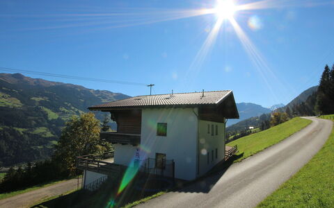 Aschau im Zillertal 330: Himmel, Pflanze, Eigentum, Gebäude, Berg, Fenster, Grün, Natur, Steigung, Haus
