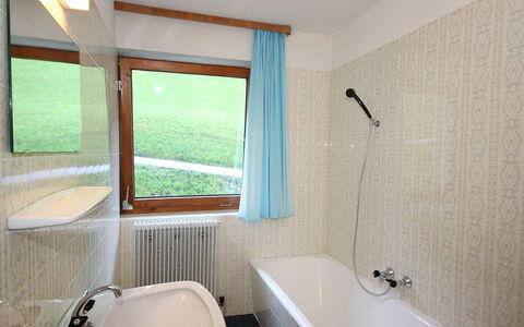 Aschau im Zillertal 330: Armatur, Badewanne, Zapfhahn, Fenster, Sinken, Azurblau, Badezimmer, Beleuchtung
