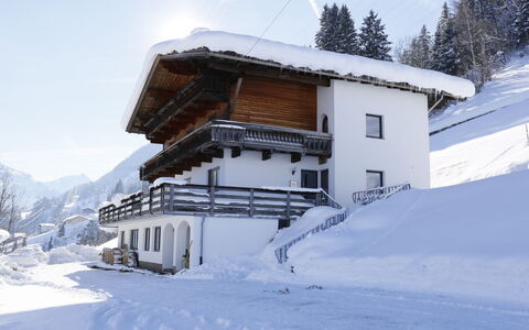 Aschau im Zillertal 330: Himmel, Schnee, Wolke, Eigentum, Gebäude, Fenster, Baum, Haus, Berg, Steigung