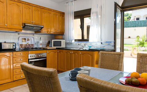 Ui-Tje: Cabinetry, Countertop, Möbel, Eigentum, Küche, Stuhl, Pflanze, Holz, Zimmerpflanze, Gebäude
