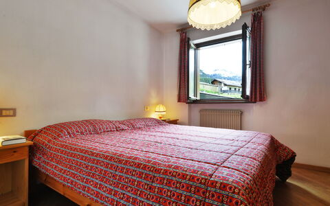 Canazei 570: Gebäude, Möbel, Fenster, Komfort, Holz, Haus, Beleuchtung, Interior Design, Bett, Bettrahmen