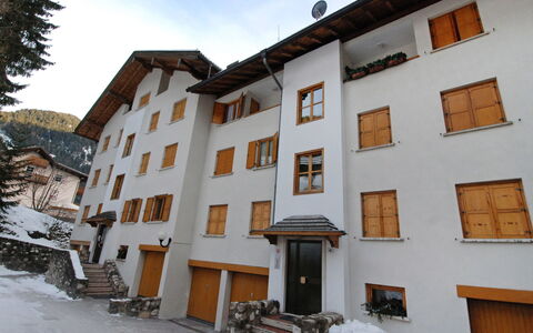 Monti Pallidi: Gebäude, Eigentum, Himmel, Fenster, Weiss, Schnee, Wolke, Holz, Baum