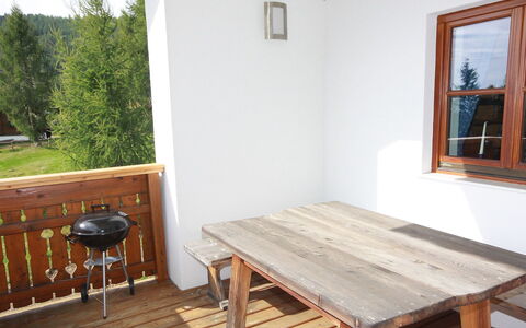 Almvilla: Tabelle, Möbel, Pflanze, Gebäude, Fenster, Holz, Bilderrahmen, Interior Design, Flooring