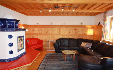 Almvilla: Eigentum, Möbel, Beleuchtung, Gebäude, Die Architektur, Holz, Interior Design, Fussboden, Wand, Wohnzimmer