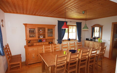 Almvilla: Eigentum, Möbel, Tabelle, Bilderrahmen, Holz, Stuhl, Cabinetry, Beleuchtung, Interior Design, Holzbeize