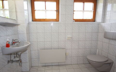 Almvilla: Armatur, Gebäude, Eigentum, Fenster, Sinken, Zapfhahn, Badezimmer, Bad Sink, Interior Design