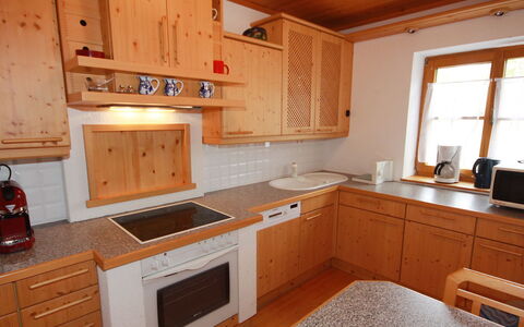Almvilla: Countertop, Cabinetry, Eigentum, Möbel, Gebäude, Fenster, Weiss, Küche, Küchengerät, Herd