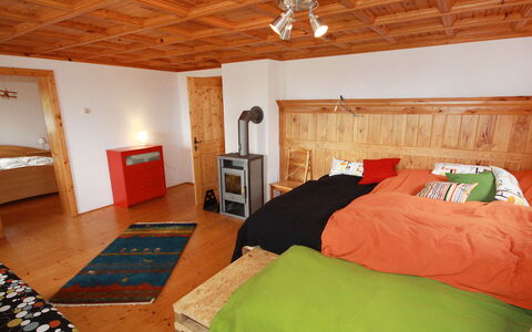 Almvilla: Möbel, Eigentum, Komfort, Gebäude, Holz, Bettrahmen, Interior Design, Bett, Lampe, Flooring
