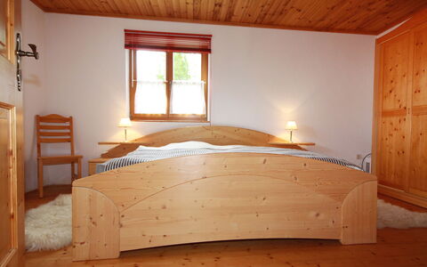 Almvilla: Möbel, Gebäude, Fenster, Komfort, Holz, Schatten, Bett, Bettrahmen, Die Architektur