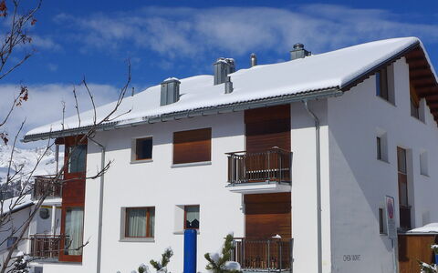 Chesa Vadret 12: Wolke, Himmel, Gebäude, Fenster, Pflanze, Schnee, Haus, Wohngebiet, Nachbarschaft